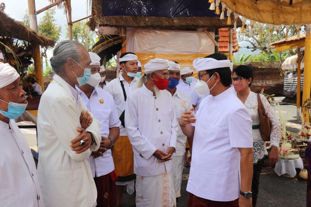 podiumnews.com-Sekda Adi Arnawa Ingatkan Masyarakat Tetap Jalani Prokes saat Upacara Adat